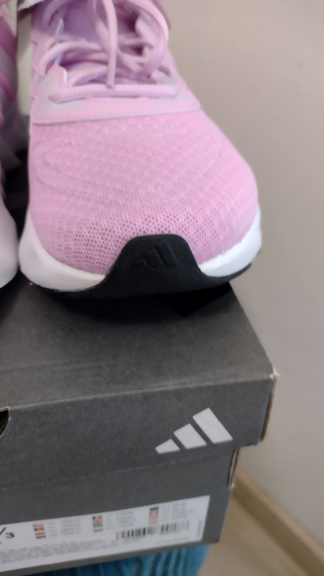 Vând pantofi sport Adidas dama nou