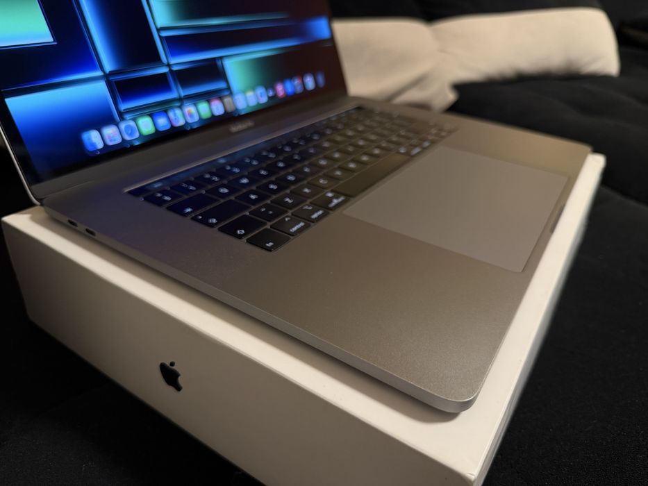 MacBook Pro 15” 2018 2.2GHz i7 256GB 16GB Като Нов!