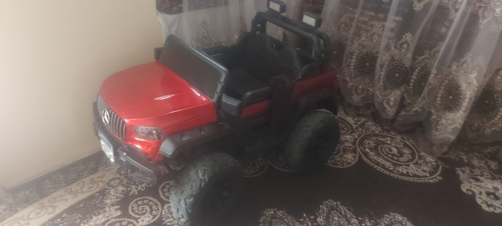 Mersades Benz bolalar mashinasi