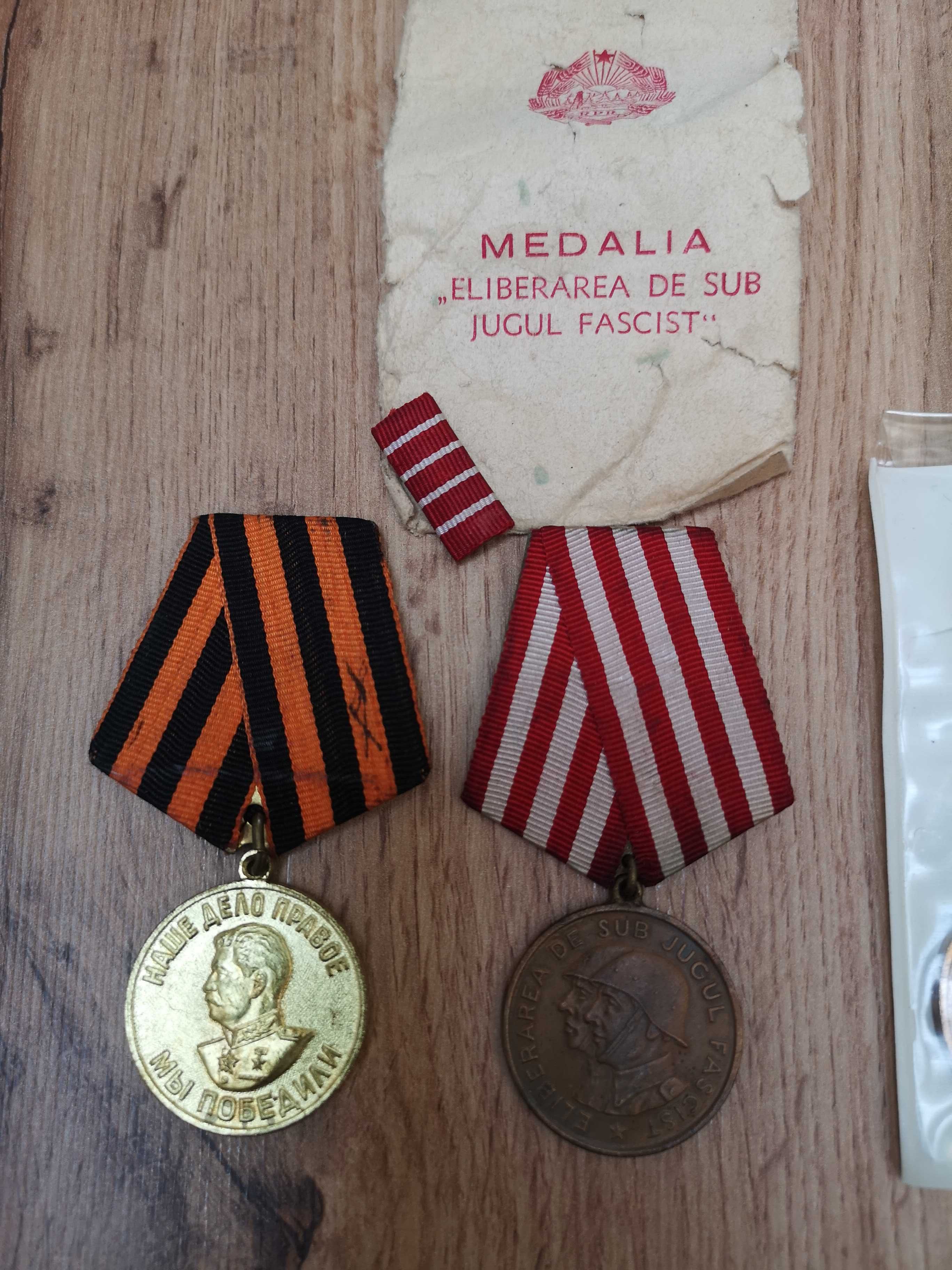 Vând medalii și insigne din perioada comunista