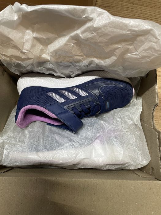 Продавам детски маратонки Adidas