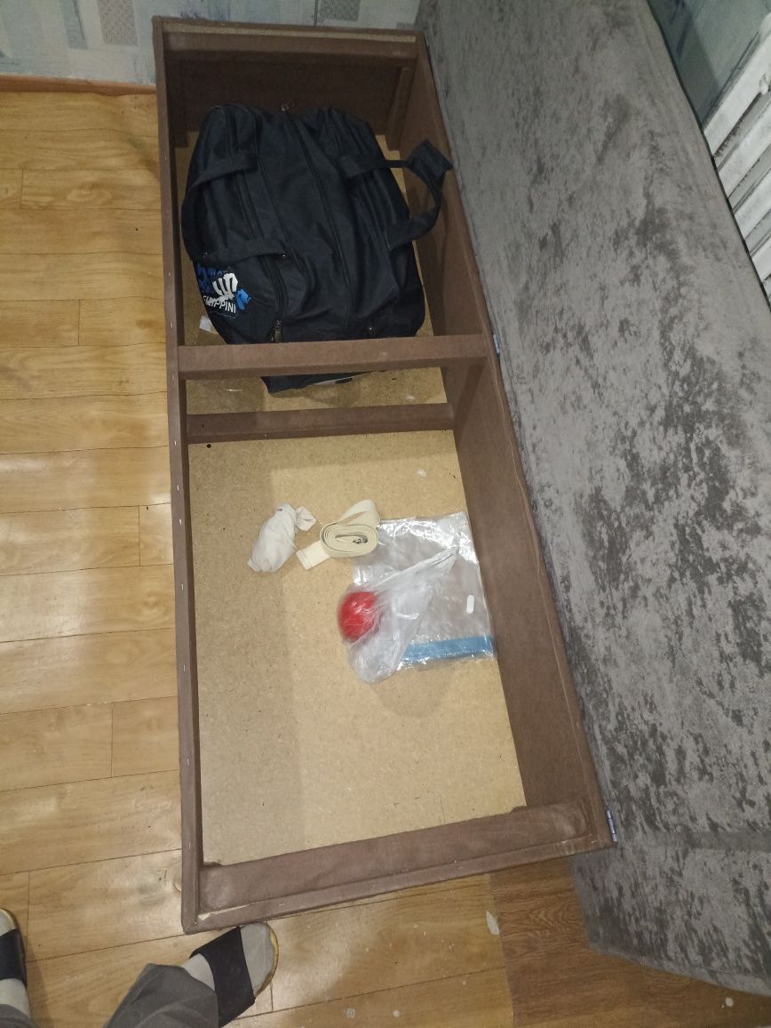 Продаётся диван 2-х спалка б/у пол года,в отличном сост