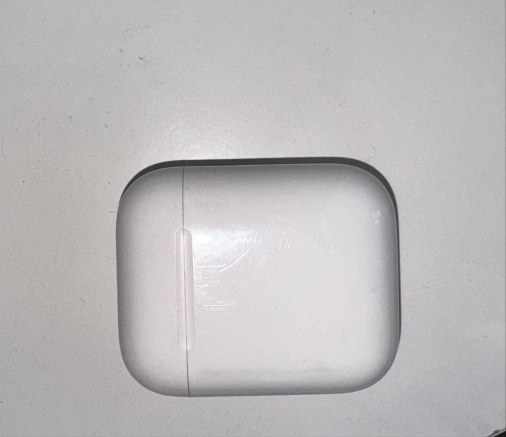 AirPods 1. В идеальном состоянии, работают идеально, дефектов нету.