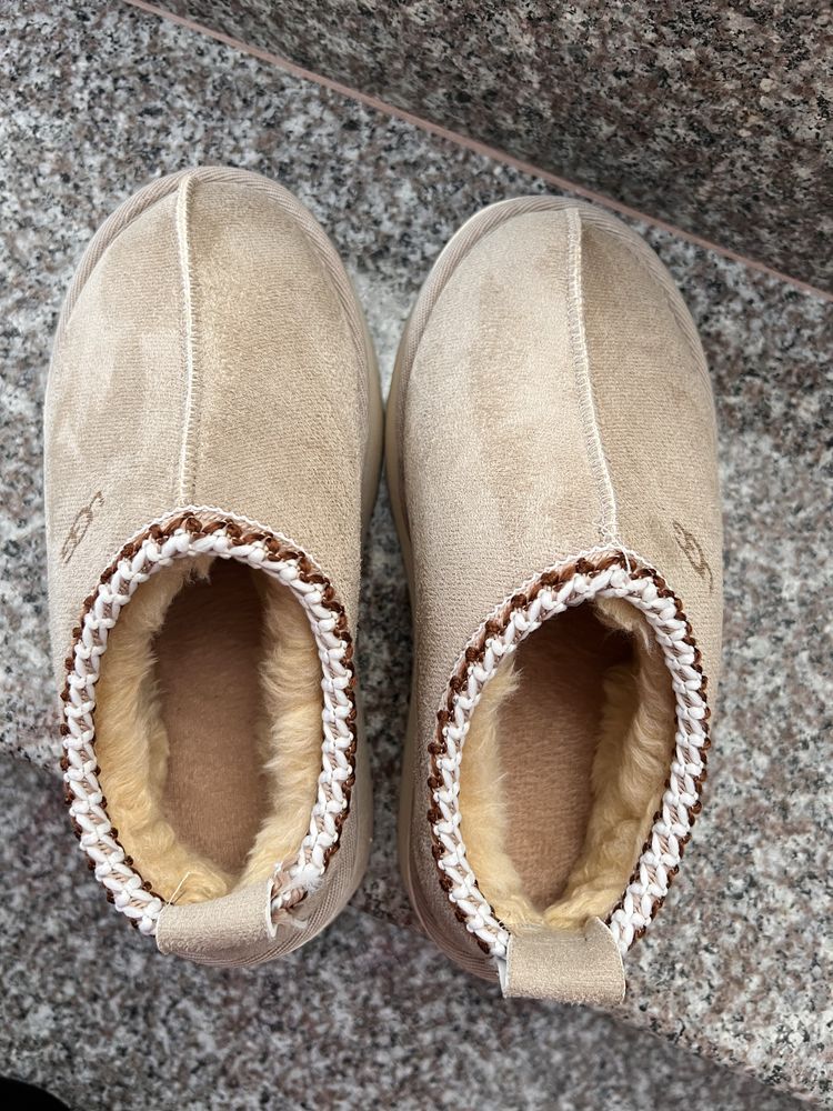 Обувки с платформа UGG tazz