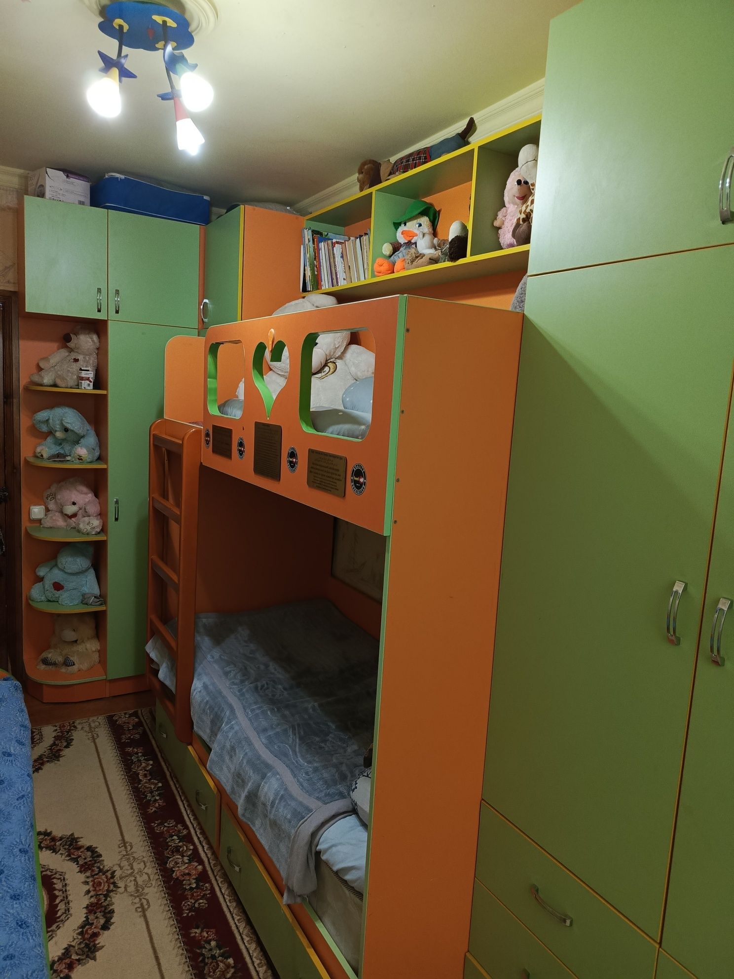 Детская мебель, на 3 спальных мест, писменный стол, шкафы