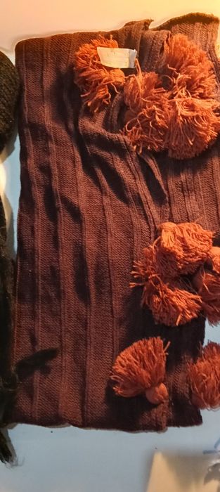 Doua fulare și un guler cu ciucuri