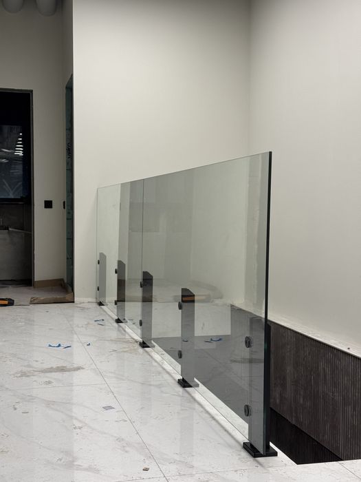 Peregarodka.uz 10mm qalinlikdagi oynali to’siqlar