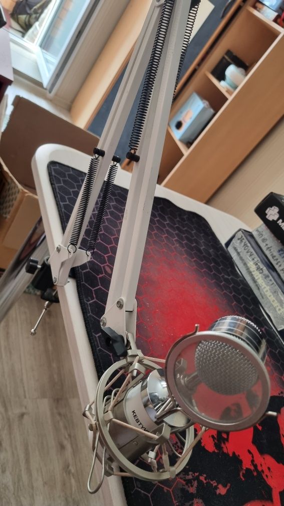 Белый студийный микрофон BM800 + держатель
