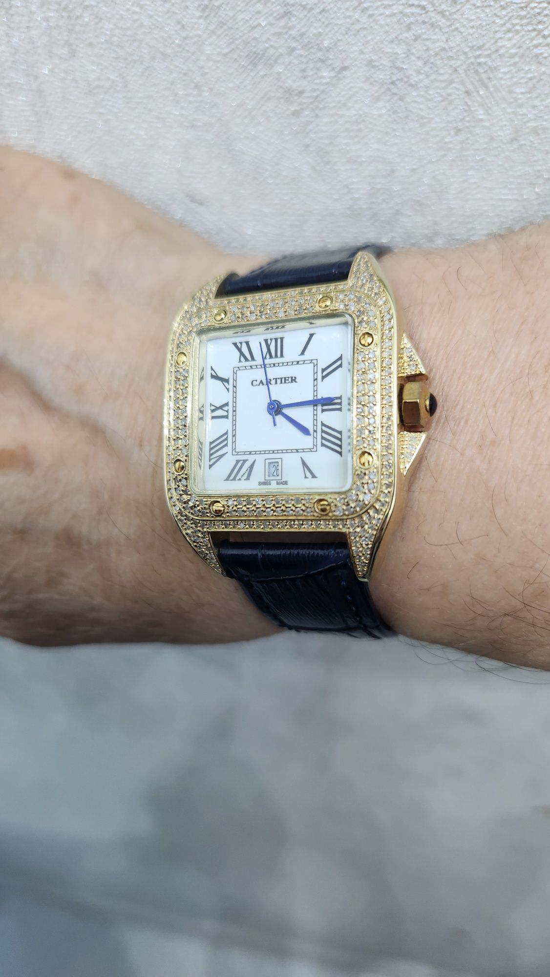 Золотые часы Cartier с бриллиантами.