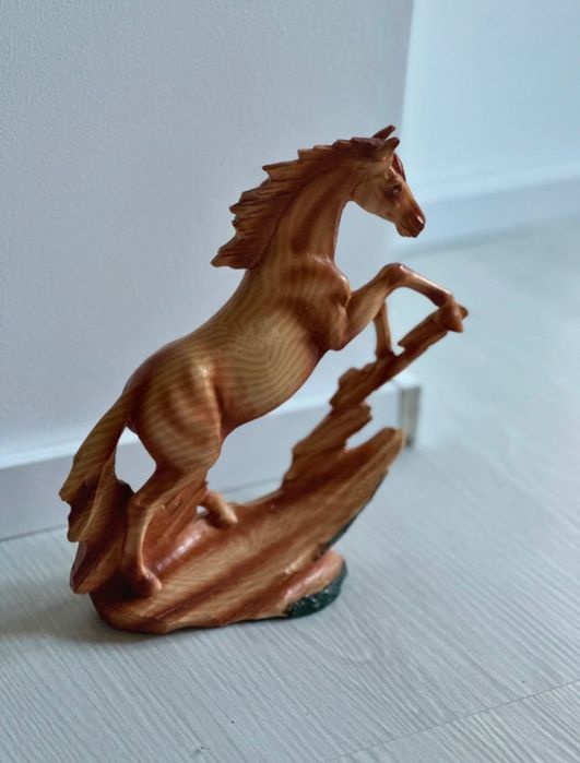 Figurină ornamentală cu aspect de lemn, statuie de cal în picioare