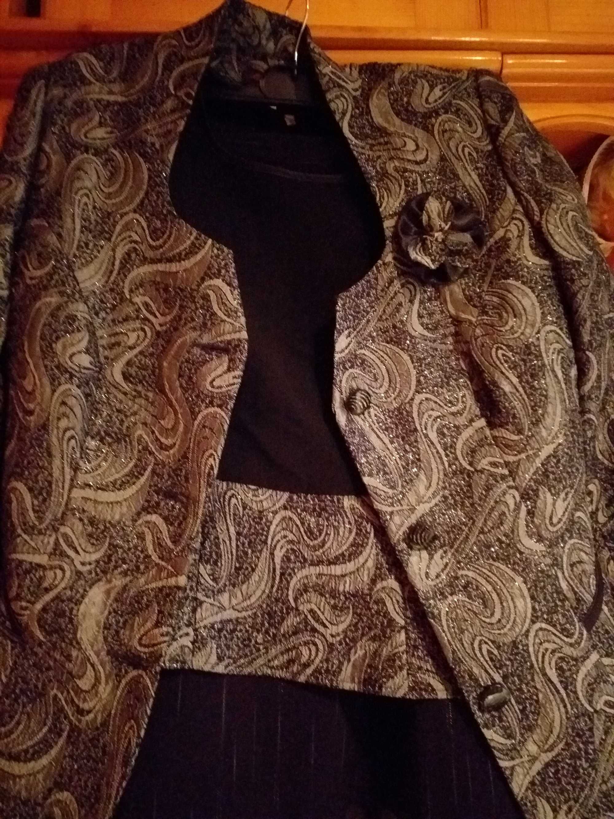 Costum din 3 piese marimea 40