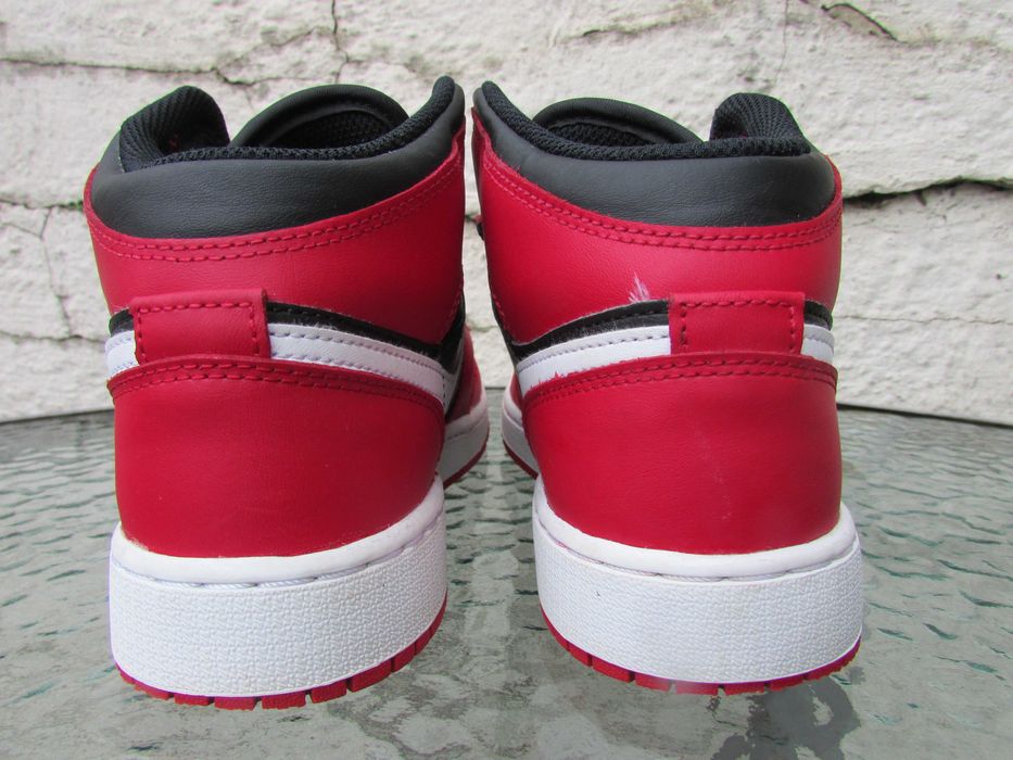 Юношески маратонки Nike Air Jordan 1 Mid