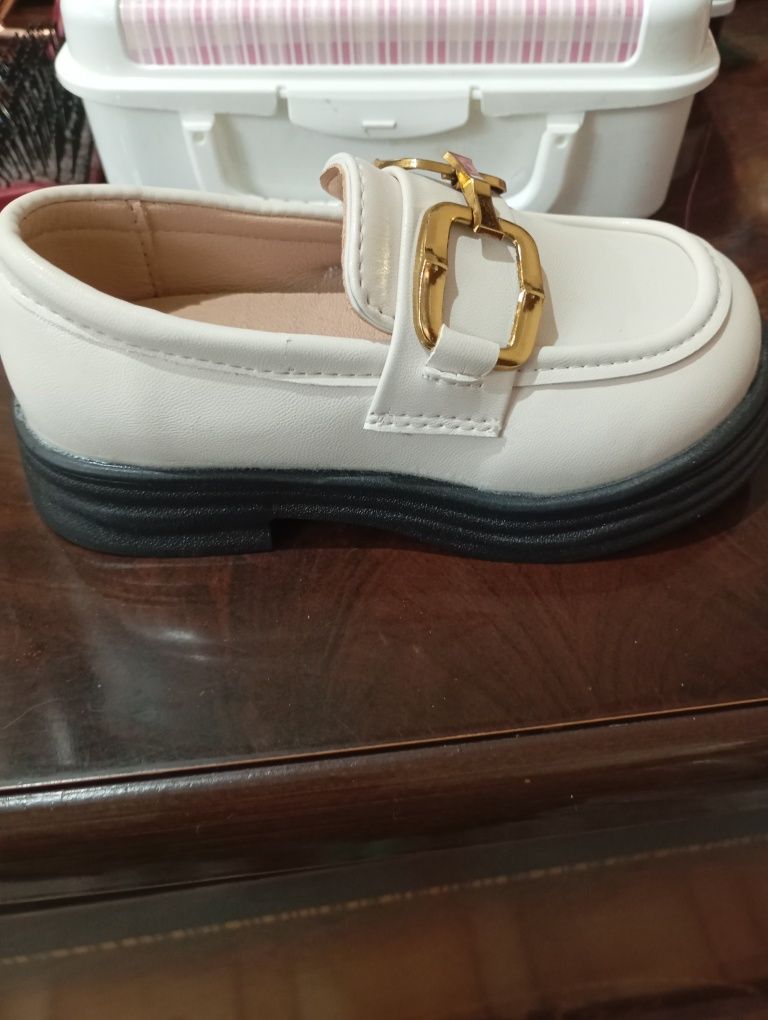 Продам туфли детские  26 размер 5тт.4тт.