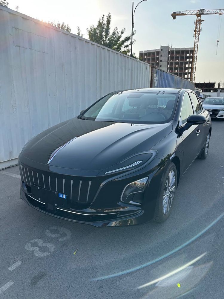 Hongqi eqm 5 560 km eng fulli skidka !