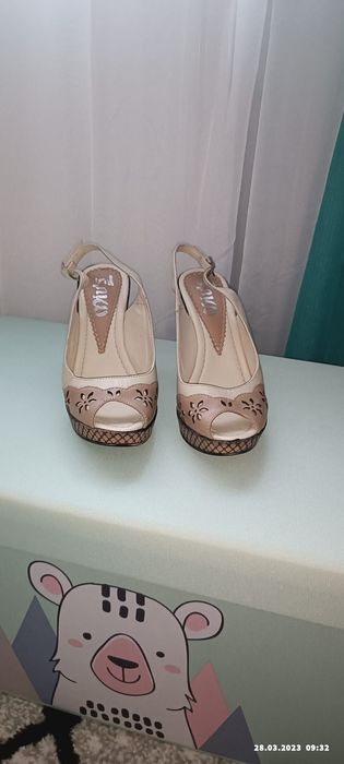 Sandalele damă din piele naturala