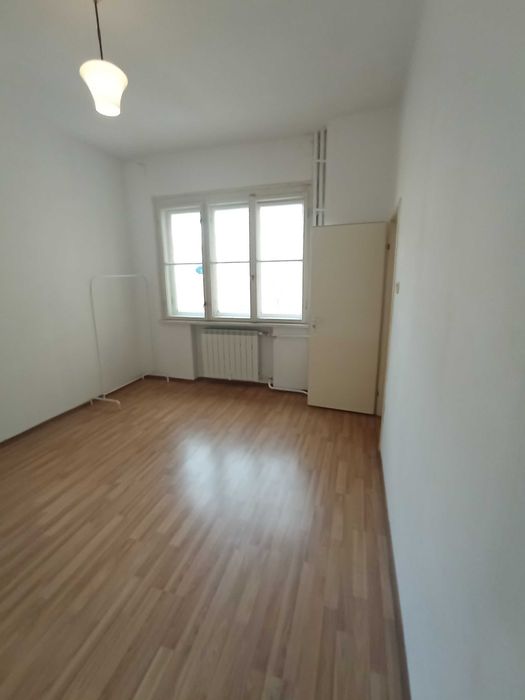 Частно лице отдава тристаен апартамент, 100 кв.м, Идеален Център