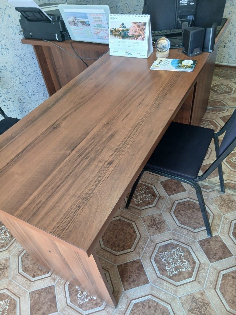 Офисни стол,шкаф
