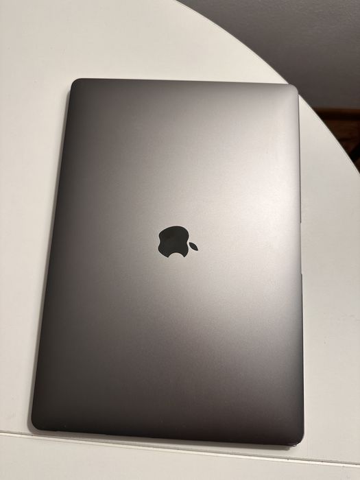 MacBook Pro 15” 2019 – i7 / 16GB / 256GB SSD / Radeon Pro 555X – Sibiu