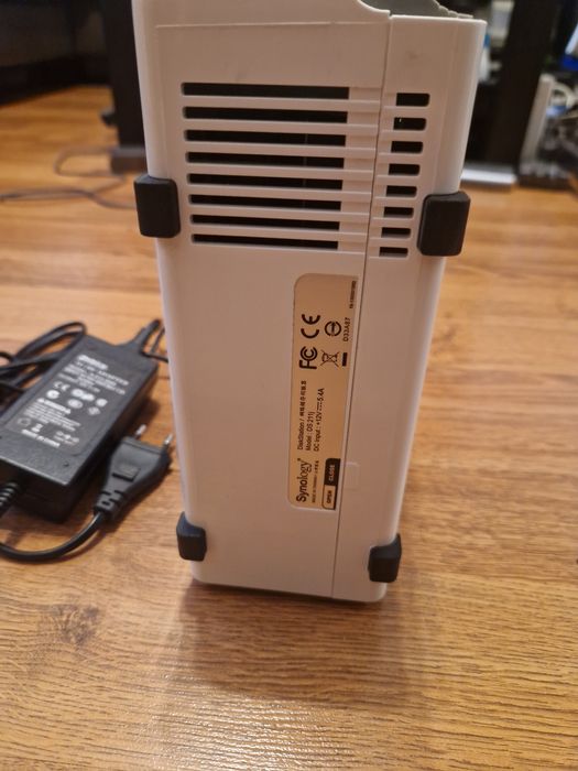 Synology nas DS211J.  X2- 2TB hdd