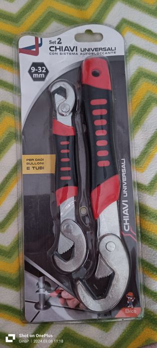 Vând set chei universale.