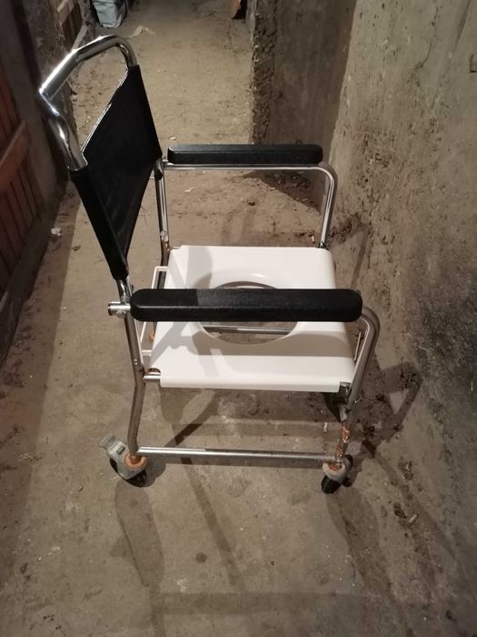 Продавам инвалидна количка за тоалетна