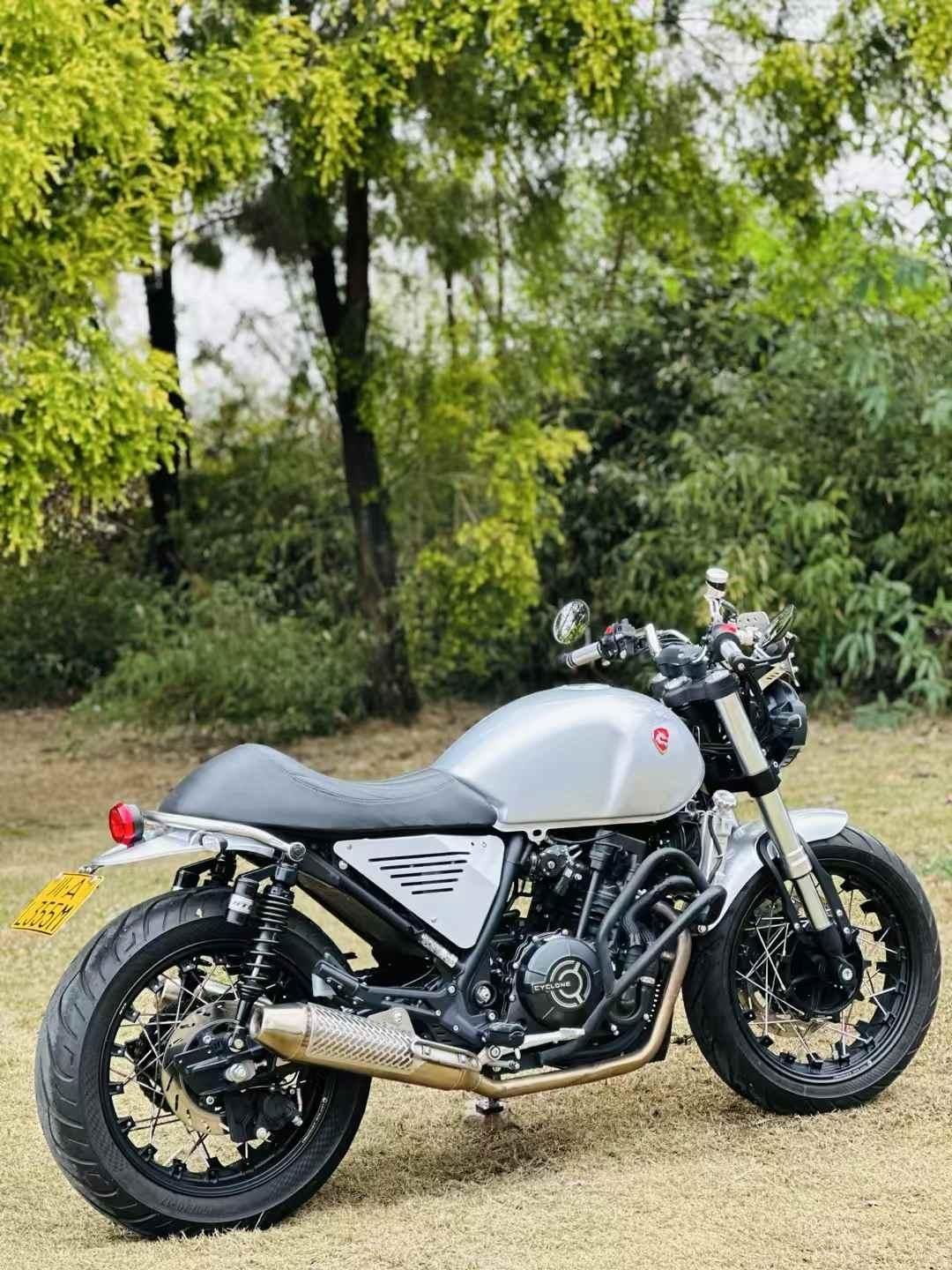 Cyclone RE3 (sr400) caferacer