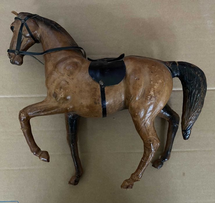 Figurina / Statueta Vintage Cal din piele