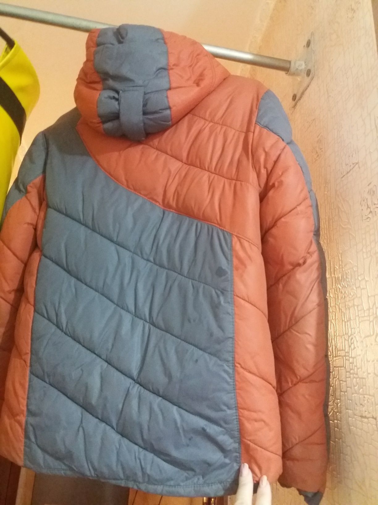 Продаю зимнюю детскую куртку