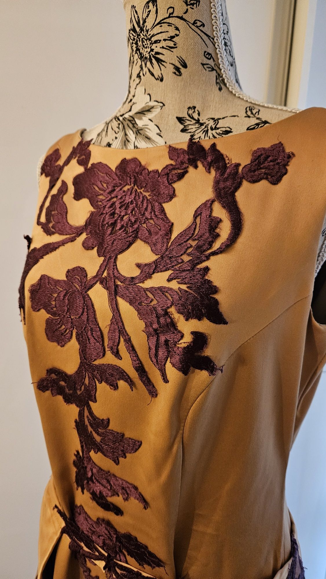 Rochie din tafta aurie cu dantela mov