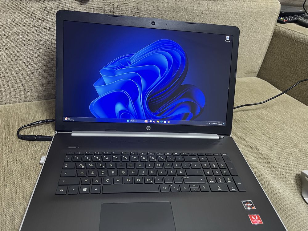Vand  Laptop  HP Rayzen de 17 inci