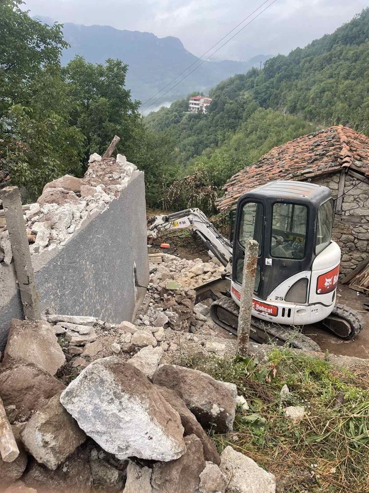 Услуги с мини багер, валяк, събаряне на сгради, септични ями