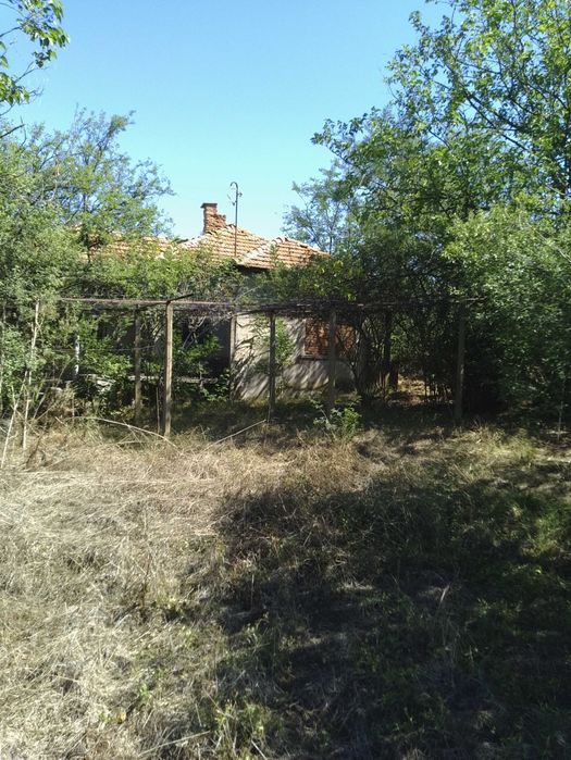 Имот подходящ за фотоволтаици - Къща с 1 500 кв. м. двор