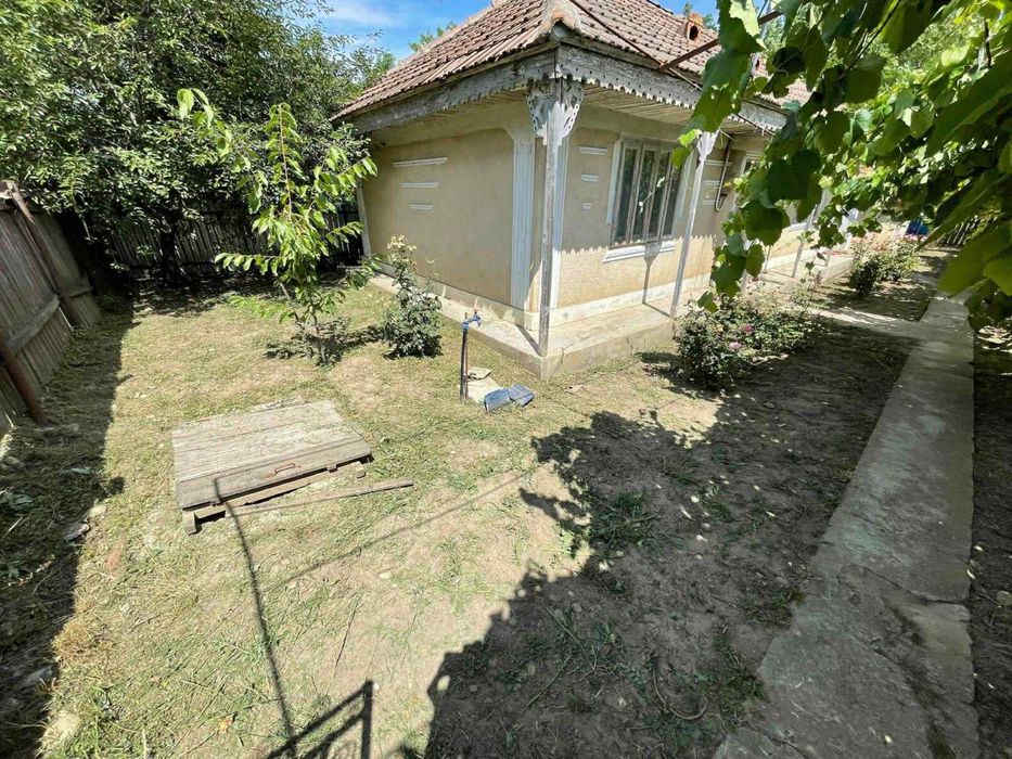 Vand casa la strada principala in comuna Berezeni