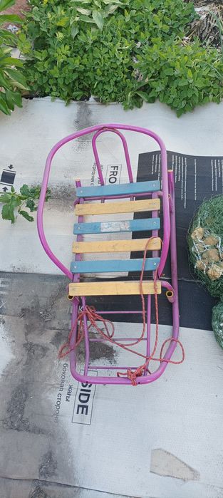 Продам санки в хорошем состоянии и 2 самоката.