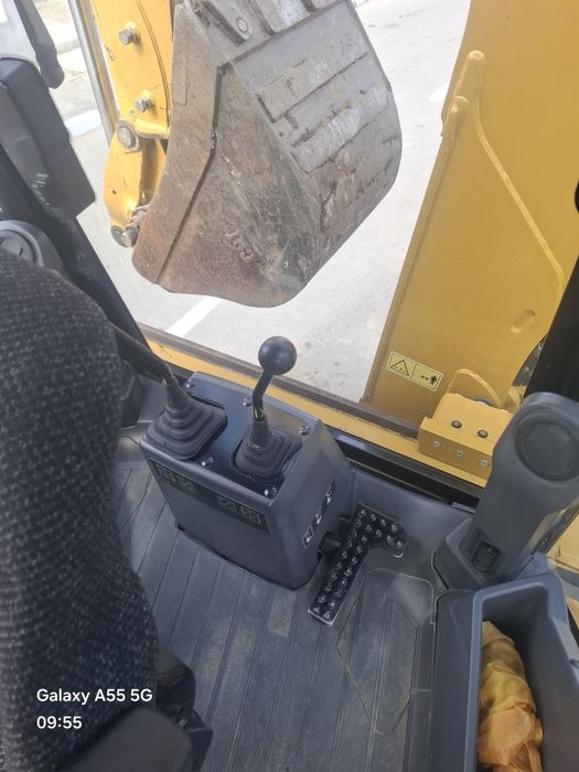 Buldoexcavator caterpillar