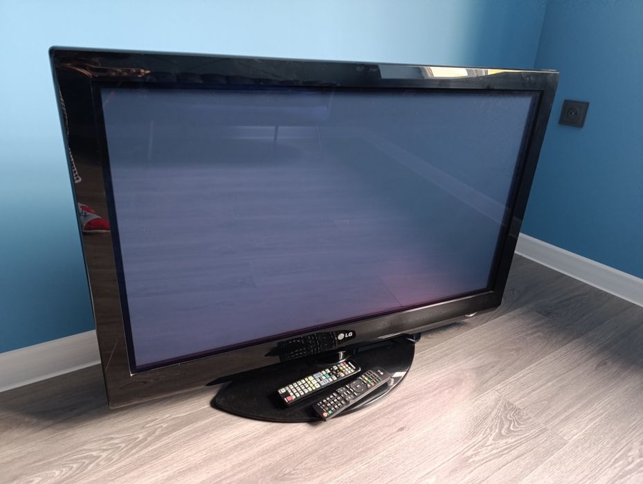 Плазменный телевизор LG 42PG20 в рабочем состоянии. R