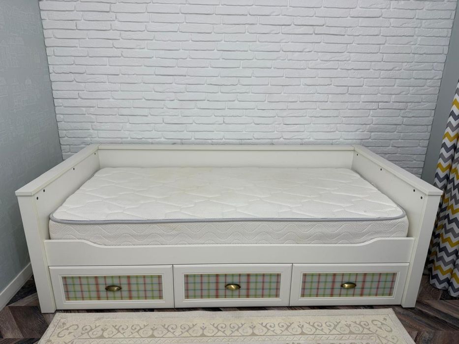 Продам кровать с матрасом