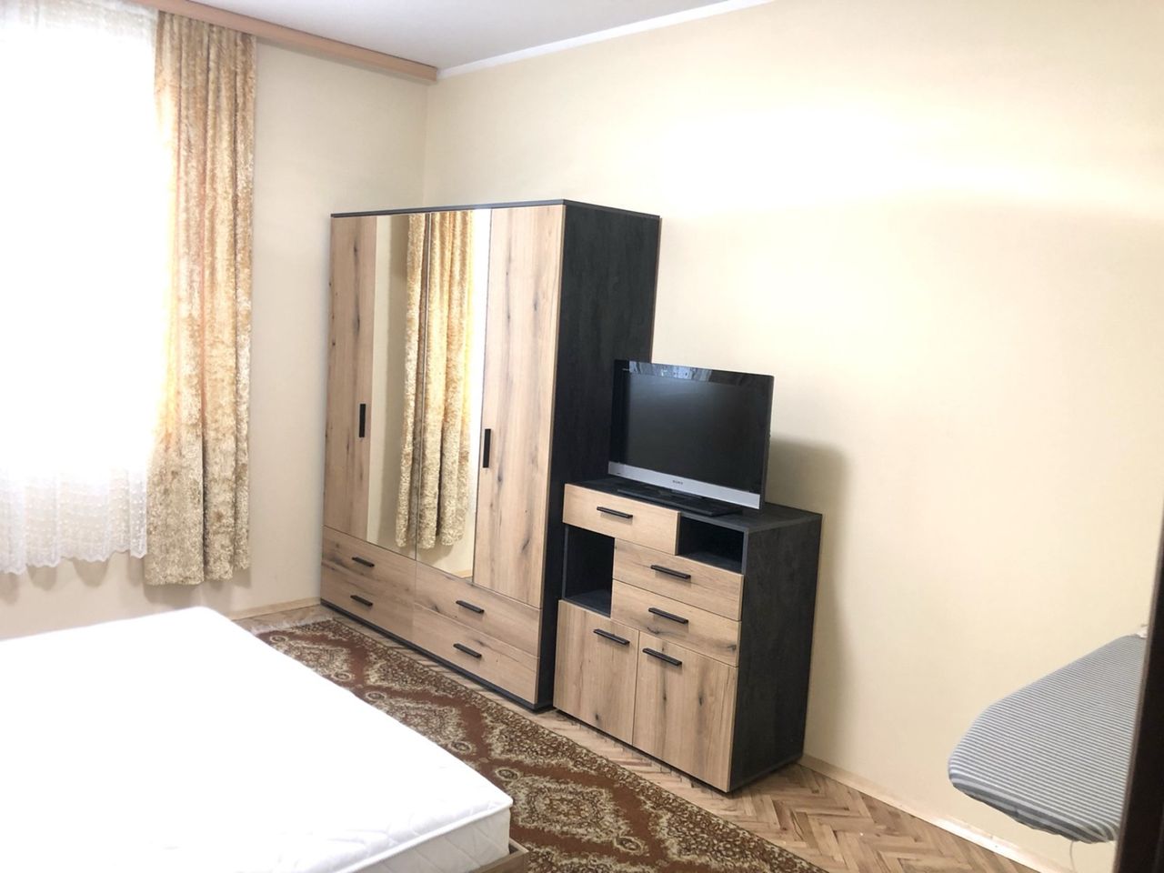 Дава се под наем Тристаен апартамент в Шумен, Център - 80 кв.м за 408 € - Снимка #1