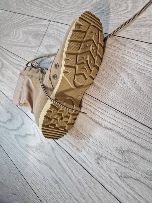 Vând bocanci militari