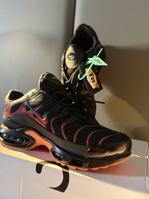 Nike Air Max Plus “Black/Total Orange”