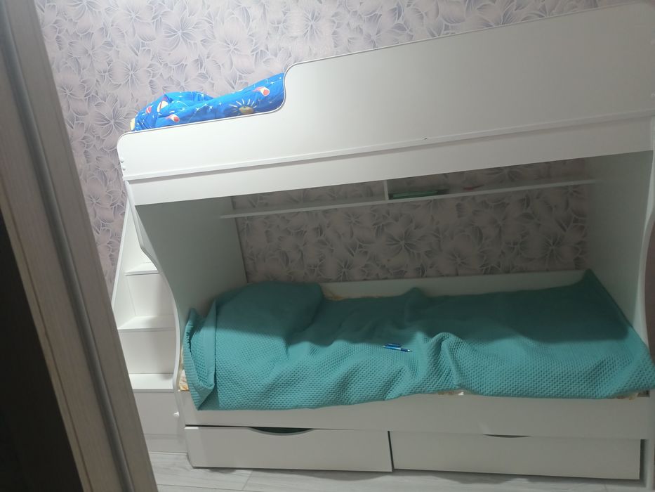 Продам двухярусную кровать ортопедические матрасы 2месяца использовали