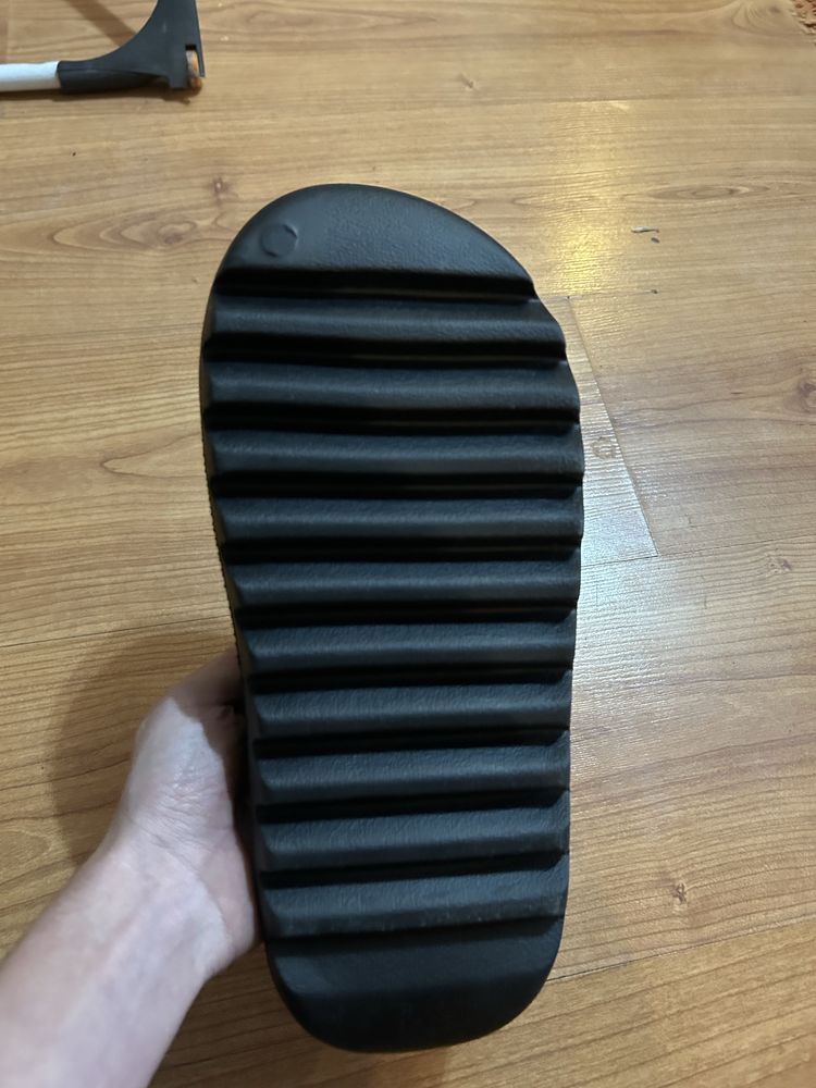 Yeezy slides black