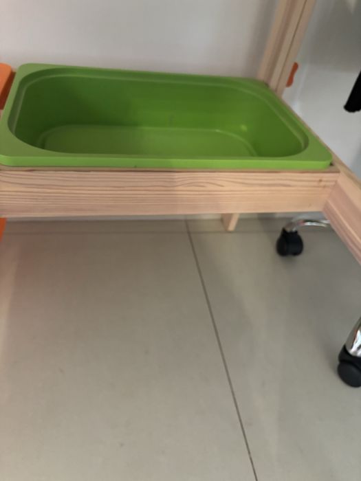 Birou Ikea cu inaltime  reglabilaeglabila si doua cutii