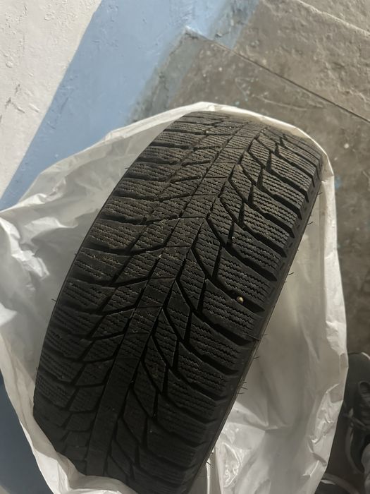 Продам резину зима triangle 215 45 r17