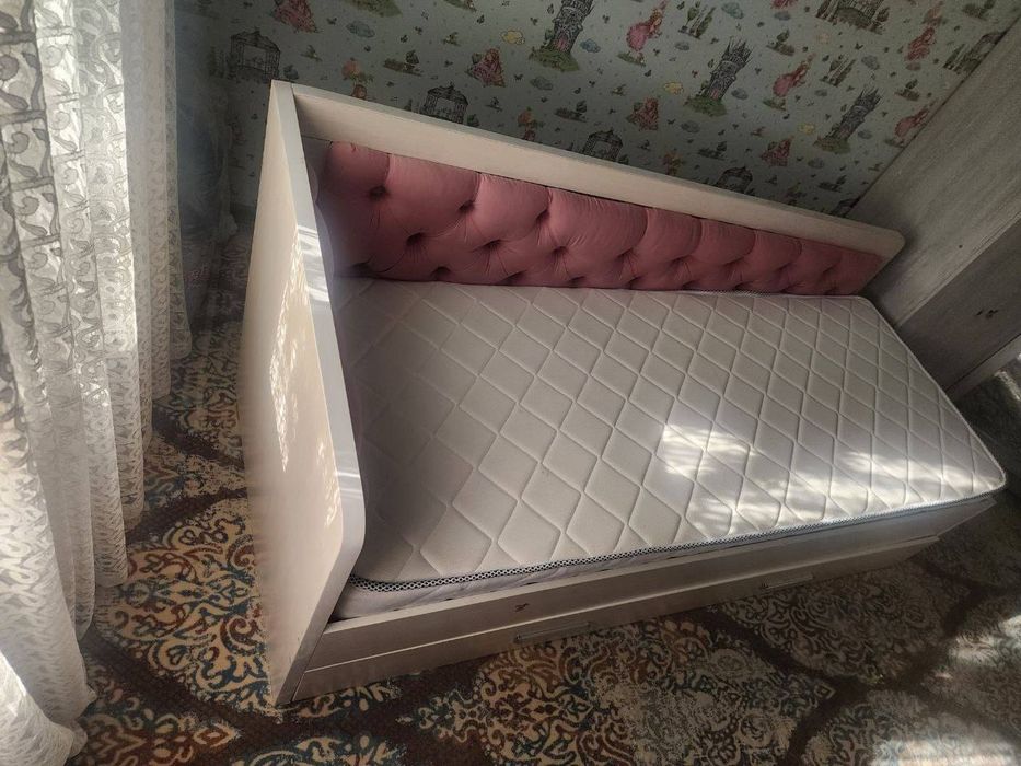 Детская подростковая  кровать с мягкой спинкой и ящиками для хранения