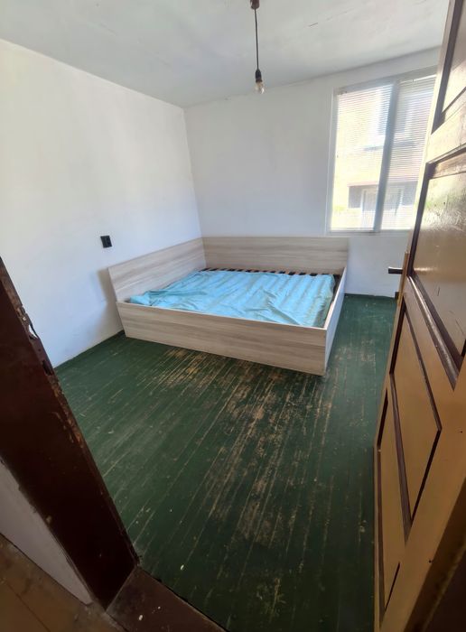 Самостоятелна двуетажна къща в Севлиево