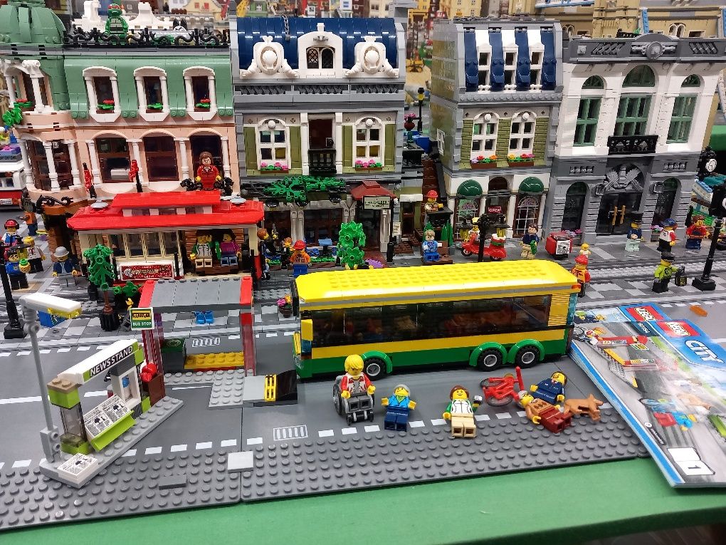 LEGO® City Statie de autobuz 60154