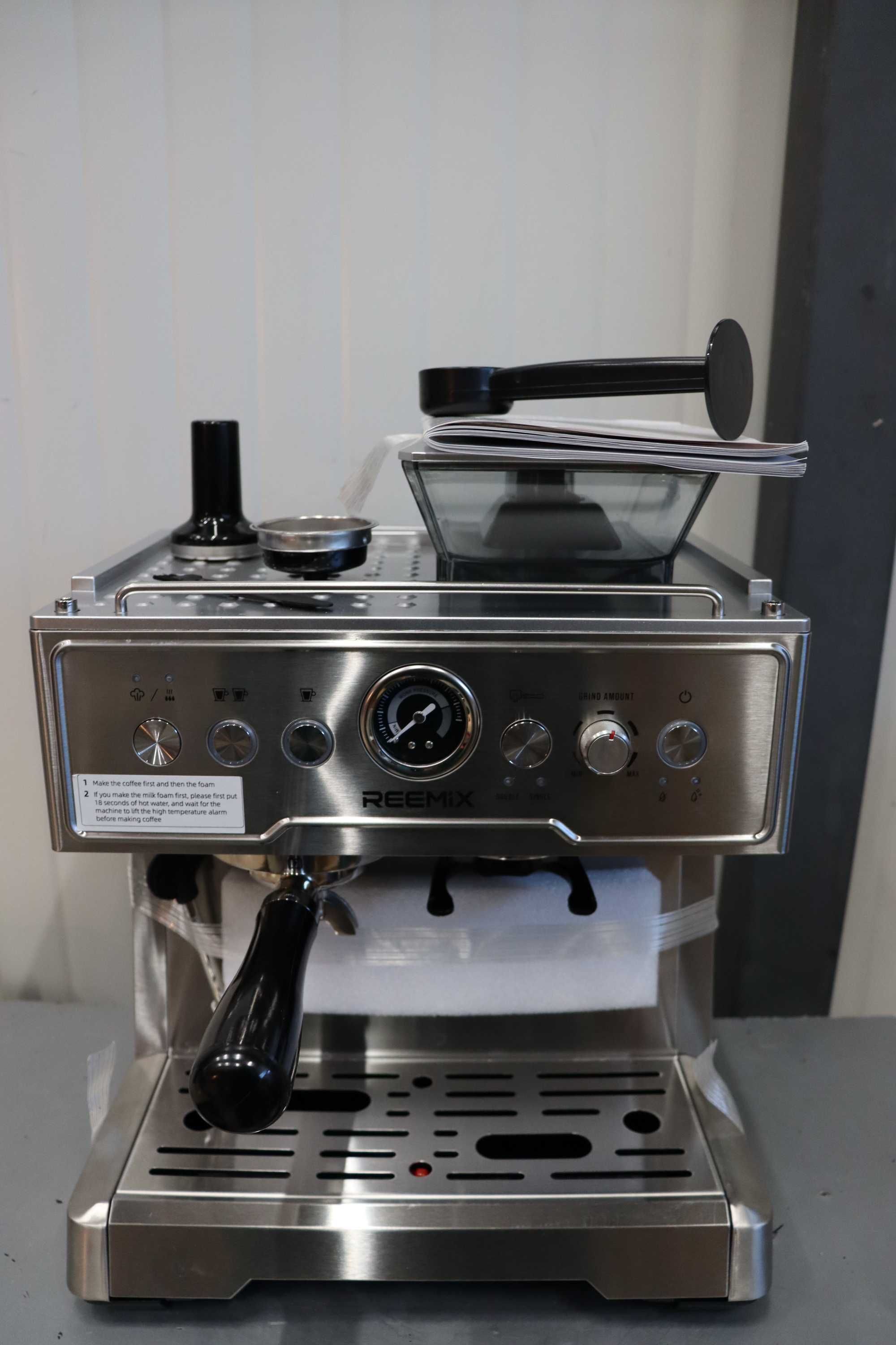 Кафемашина Reemix, 20Bar, вградена мелачка и разпенител за мляко,1350W