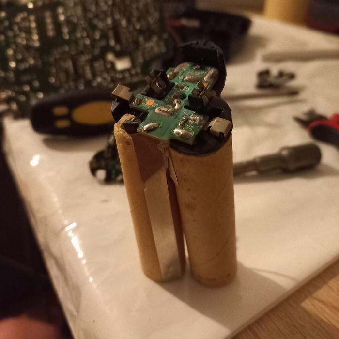 Inlocuiesc celule baterii li-ion