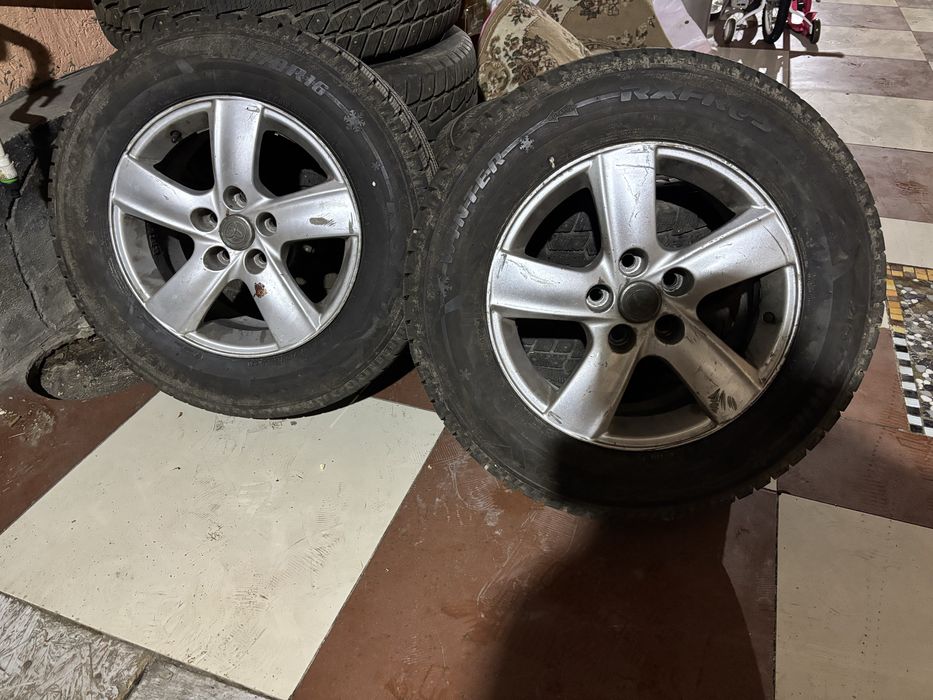 Продам диск с шиной размер 215*70*r16